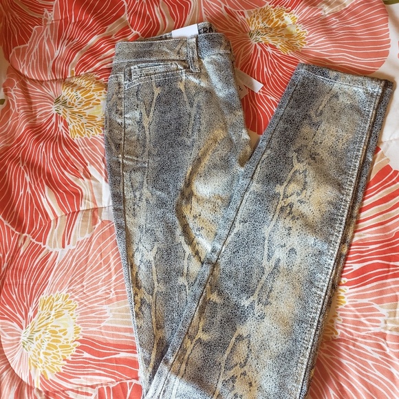 🔥2/$15 Womens Vero Moda Snakeskin skinny Pants - Picture 2 of 4